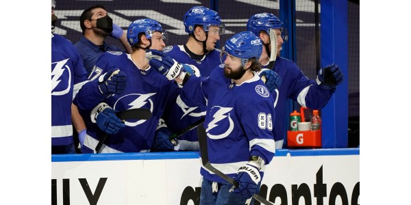 Tampa Bay Lightning versloeg Carolina Hurricanes in de tweede ronde van de play-offs